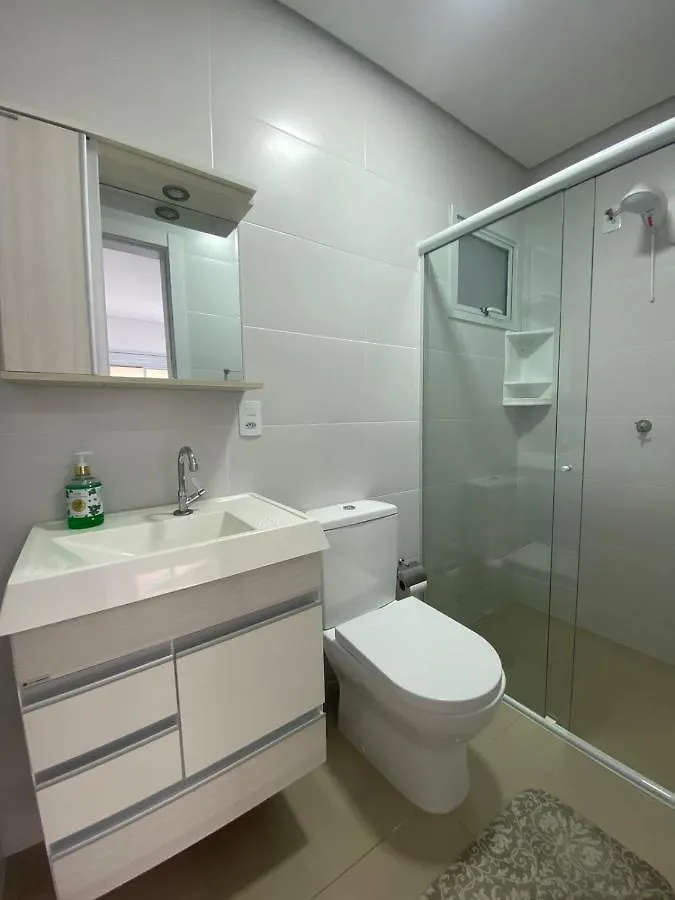 Apartamento Apto na praia de Palmas, climatizado, com piscina, próximo ao mar e com jardim privativo Governador Celso Ramos Brasil