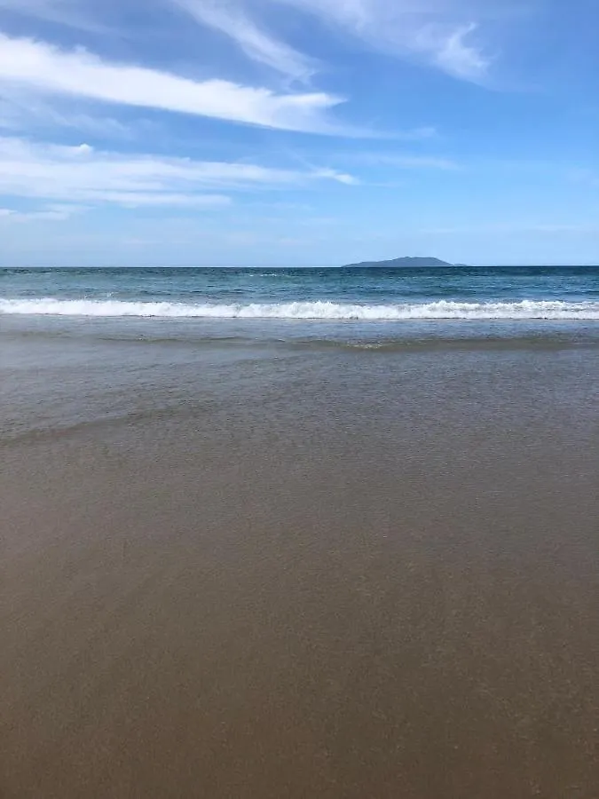 Apto na praia de Palmas, climatizado, com piscina, próximo ao mar e com jardim privativo Governador Celso Ramos