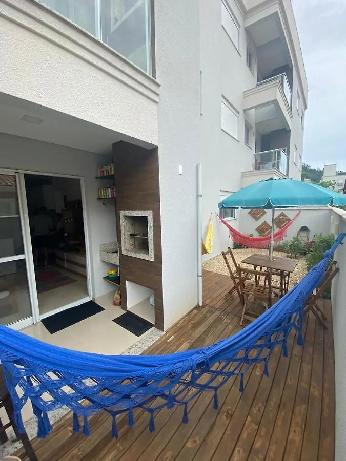 Apto na praia de Palmas, climatizado, com piscina, próximo ao mar e com jardim privativo Governador Celso Ramos Apartamento